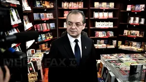 Emil Boc a cumpărat cărţi de Liiceanu şi Machiavelli, la deschiderea Bookfest de la Cluj