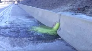 O substanţă verde, cancerigenă se revarsă pe o autostradă din Detroit. Explicaţia autorităţilor