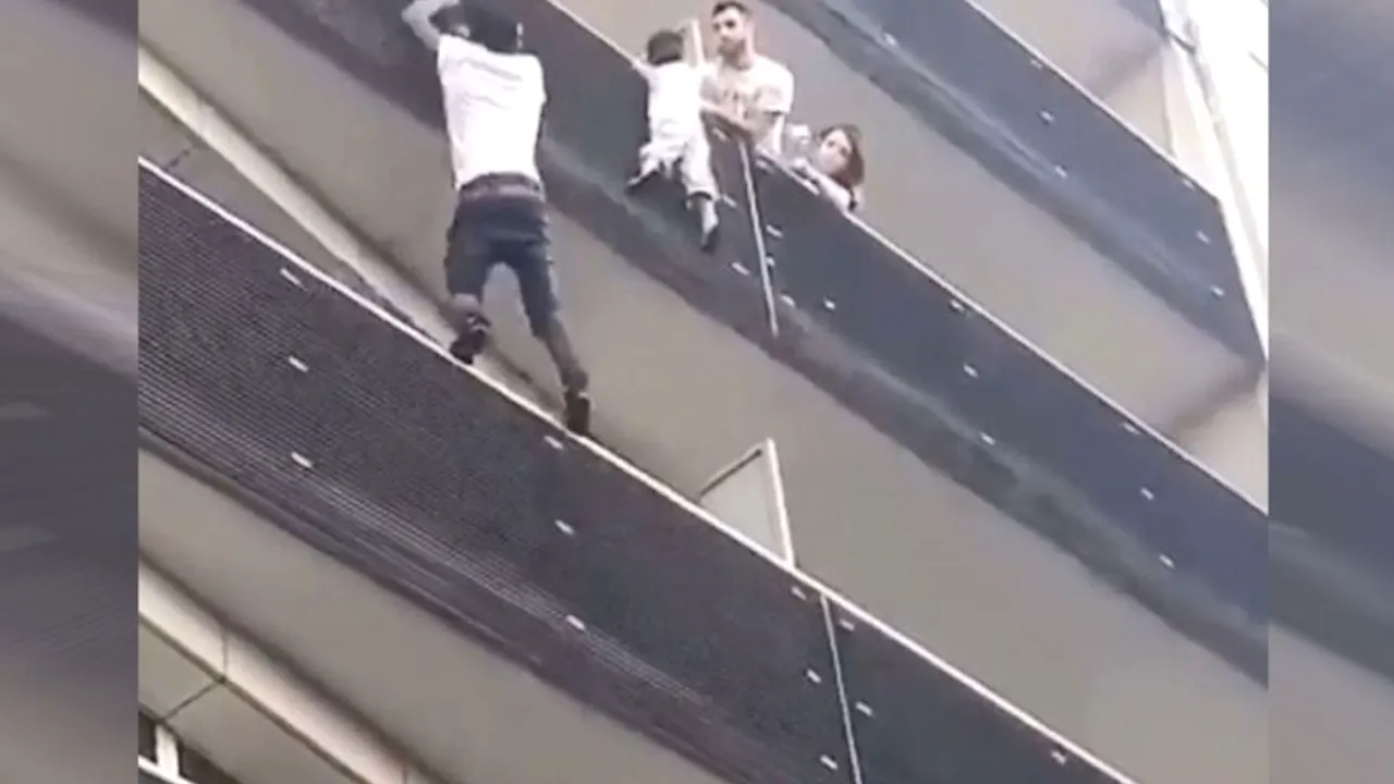 Decizia luată de Macron în legătură cu imigrantul din Mali care a salvat un copil ce atârna de balustrada unui bloc din Paris 