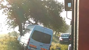 Microbuz cu muncitori care lucrau la autostradă, implicat într-un accident în judeţul Hunedoara | FOTO