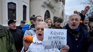 Protest cu portocale în faţa DNA, după cel de sâmbătă de la Cotroceni. Zeci de manifestanţi au cerut demisia Laurei Codruţa Kovesi/ Schimb de replici cu reprezentanţii mişcării #Rezist - GALERIE FOTO