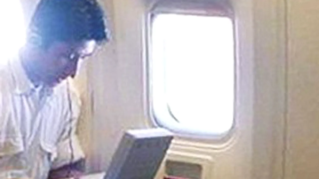 POZA care a păcălit internetul. Pasagerul-surpriză al unui avion - FOTO