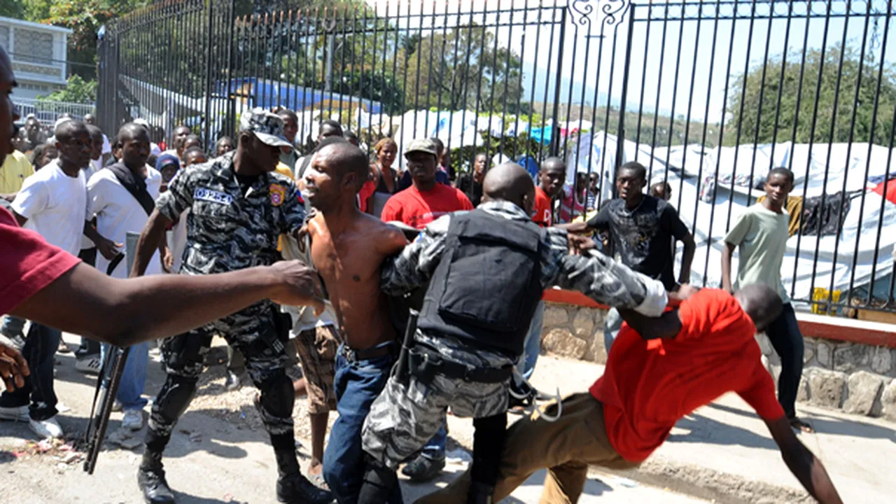 Incidente între poliţie şi sinistraţi în apropierea sediului Guvernului din Haiti