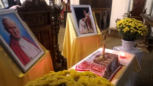 Zeci de credincioşi se închină astăzi la moaşte ale Papei Ioan Paul al II-lea, la Cluj-Napoca / Procesiune religioasă şi în Bucureşti, cu relicva celui mai iubit Papă din lume. Circulaţia, restricţionată | GALERIE FOTO