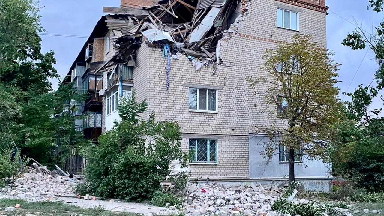 Ruşii continuă atacurile asupra civililor. Mai mulţi morţi şi răniţi, printre care şi un copil, în urma unui bombardament în regiunea Dnipropetrovsk