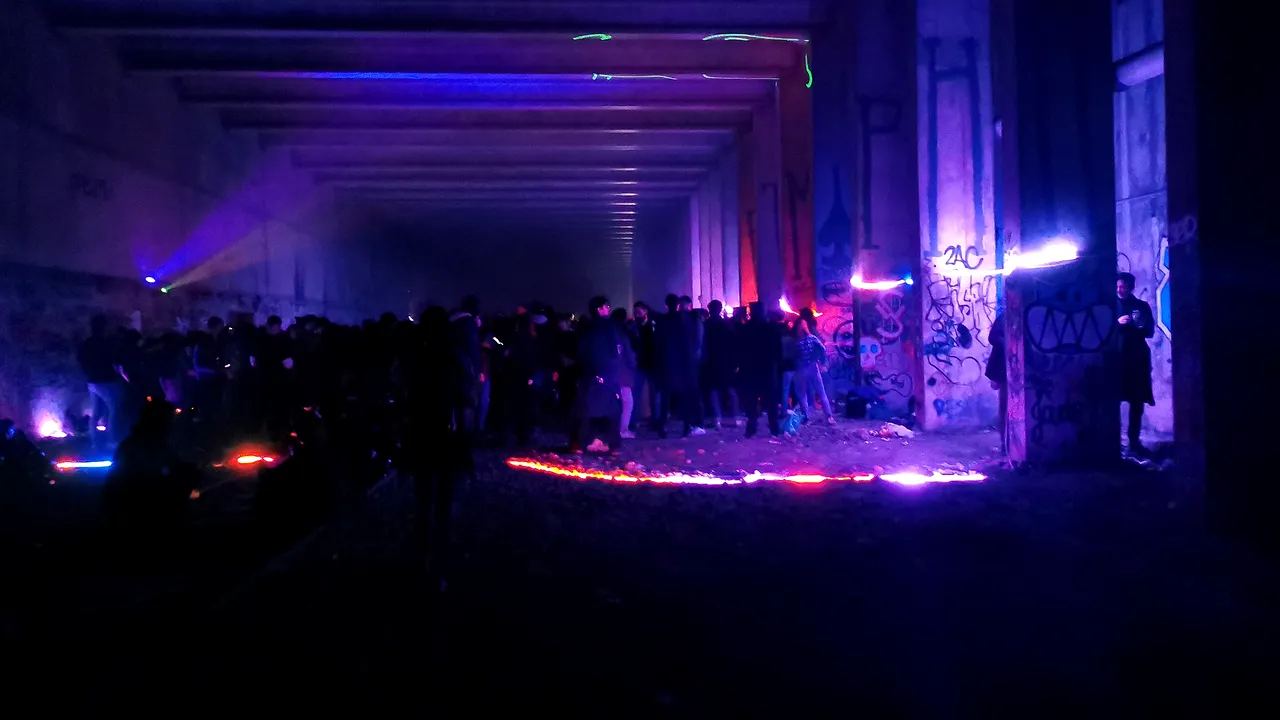 O petrecere clandestină cu peste 300 de participanţi a fost organizată în Paris. Poliţia nu a intervenit