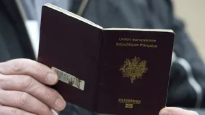 AGLOMERAŢIE la Direcţia de Paşapoarte. Sute de persoane stau la coadă pentru eliberarea actelor de călătorie