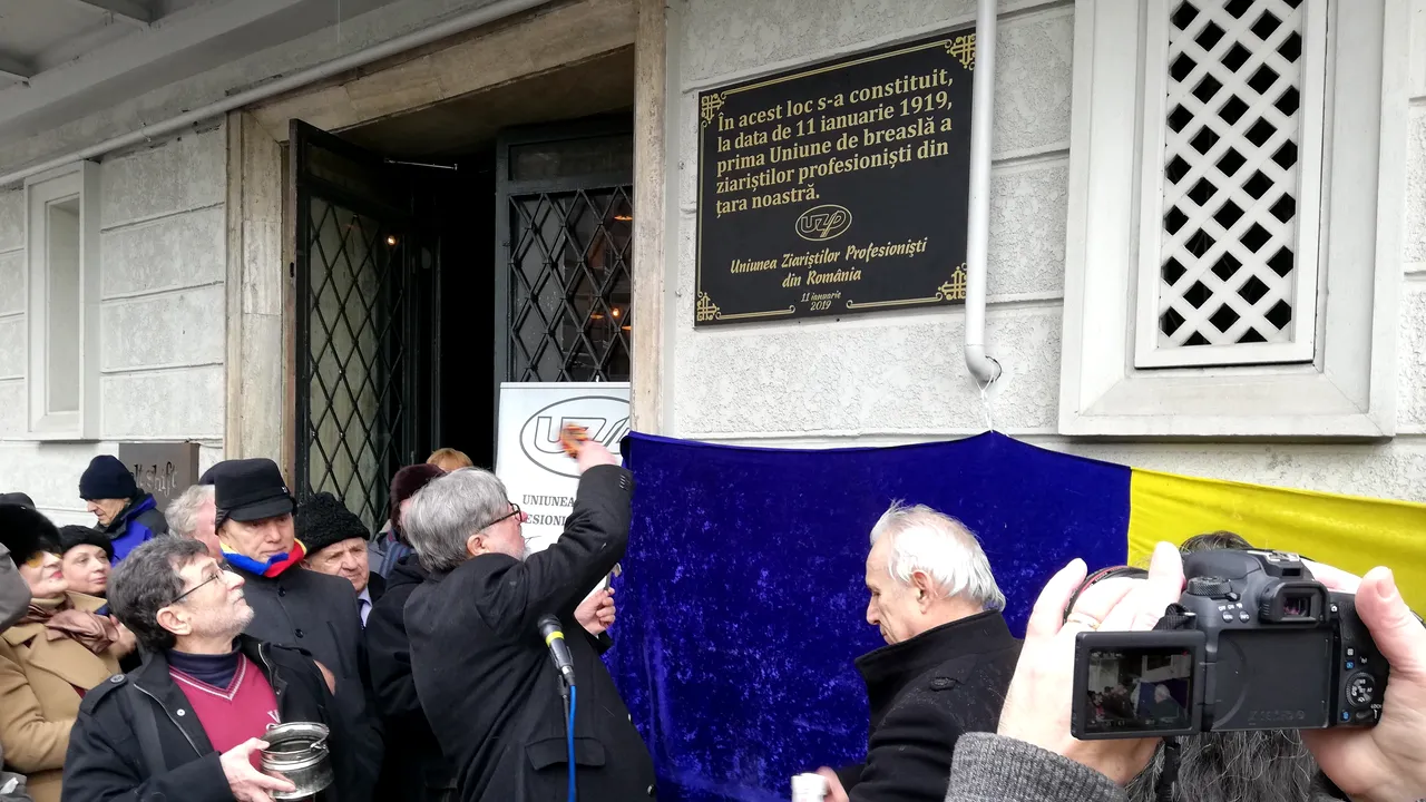FOTO | Uniunea Ziariştilor Profesionişti din România şi-a marcat propriul centenar cu o placă omagială