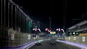 Hamilton se află în pole-position. Verstappen ocupă locul 3 în calificările GP-ului Arabiei Saudite