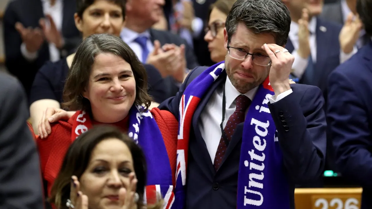 Moment emoţionant la Bruxelles: Europarlamentarii britanici şi-au luat rămas bun de la UE, ţinându-se de mâini şi cântând cu „ochii în lacrimi” - VIDEO