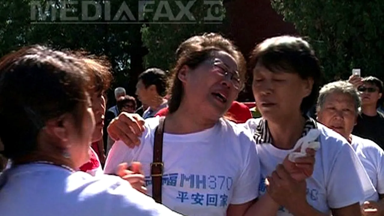 DISPARIŢIA zborului MH370: Rudele victimelor, împărţite între speranţă şi furie