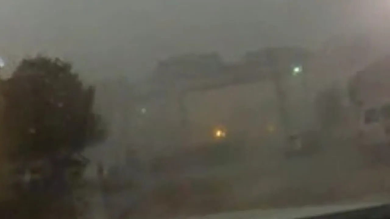 IMAGINI impresionante: Un tren de marfă este dărâmat de pe un pod de vântul puternic, în New Orleans - FOTO & VIDEO