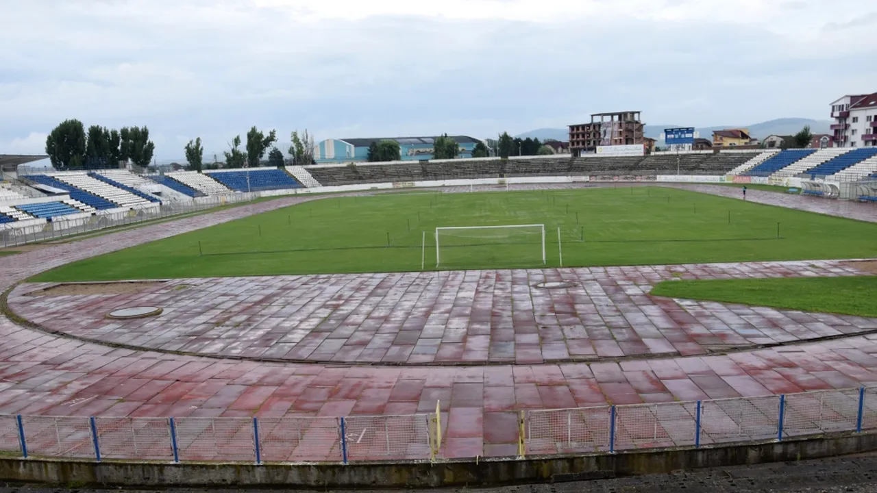 Stadion dintr-un sat din Gorj, luminat de teama hoţilor. Factura la curent, 3.000 de lei lunar