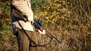 Accident de vânătoare în România. Un bărbat a fost împuşcat în cap