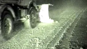 Circulaţia pe DN 12 C, în zona Lacul Roşu, dificilă din cauza ninsorii