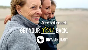 Cum ar fi să începi anul fără să bei alcool? O asociaţie din Marea Britanie promovează o campanie de abstinenţă care se va desfăşura pe parcursul lunii Ianuarie