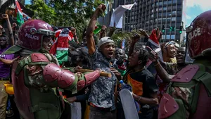 Proteste violente în Kenya. Protestatarii anunţă că vor continua demonstraţiile