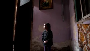 O fetiţă şi un tânăr din România, printre oamenii care trăiesc cu un dolar pe zi prezentaţi de The Guardian