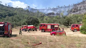 FOTO&VIDEO Pompierii români continuă lupta cu incendiile din Franța. Intervenție alături de echipele franceze în Departamentul Var