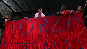 Jucătorii stelişti au îngenunchiat în faţa galeriei, după înfrângerea din meciul cu FC Braşov