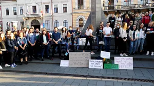 Sute de absolvenţi de medicină au protestat la Cluj şi la Iaşi faţă de amânarea examenului de rezidenţiat. Manifestanţii: Vrem să profesăm, nu vrem să plecăm | FOTO