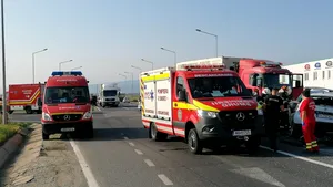 FOTO Accident mortal, cu 4 victime, în Sibiu. Un autoturism de teren a lovit un TIR