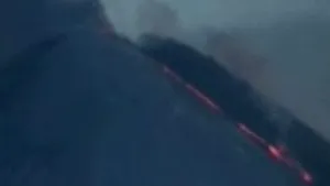 Doi vulcani au erupt în acelaşi timp în Rusia - VIDEO