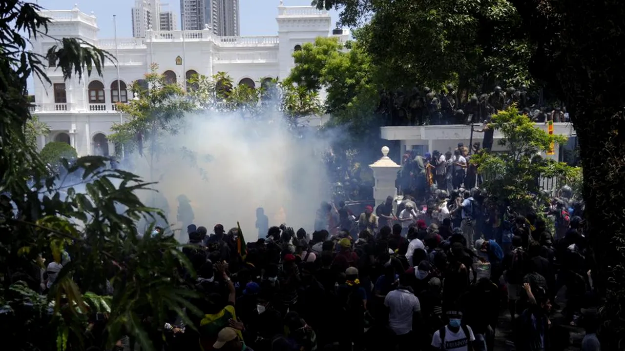 Stare de urgenţă în Sri Lanka. Protestatarii sunt atacaţi cu gaze lacromogene