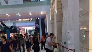 FOTO, VIDEO | Incident într-un mall din Capitală: Un placaj s-a prăbuşit într-o zonă intens circulată. Nu sunt victime/ Ce declară conducerea AFI Cotroceni