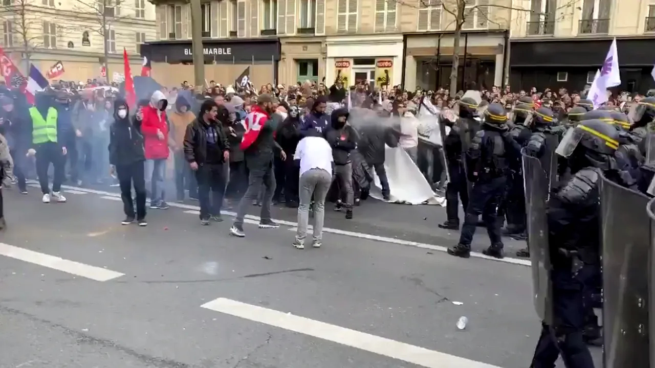 Poliţia din Paris a intervenit cu gaze lacrimogene în timpul manifestaţiei privind reforma pensiilor