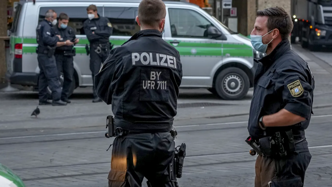 Incident într-o şcoală din Hamburg. Un profesor a fost ameninţat cu o armă de doi tineri