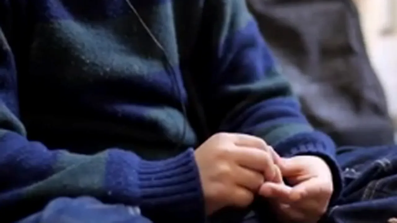 Doi copii bătuţi cu bestialitate de tatăl lor, luaţi de acasă de autorităţi/ Bărbatul a filmat scenele de o violenţă extremă 