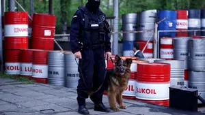 Angajaţii din Galaţi ai unei companii petroliere, prinşi în flagrant în timp ce furau combustibil