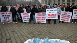 Colectorii şi reciclatorii de deşeuri au protestat în Piaţa Constituţiei