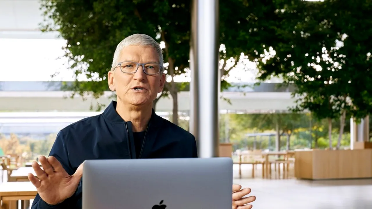Apple a decis să reducă 40% din salariul lui Tim Cook. CEO-ul companiei a strâns o avere în ultimii ani