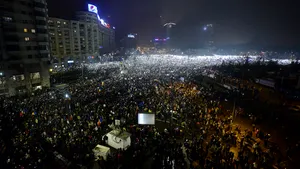VIDEO Sute de participanţi la o manifestaţie anticorupţie la Paris, inspirată de protestele din România