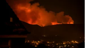 Incendiu puternic în Marea Britanie, din cauza temperaturilor ridicate. Case evacuate, şcoli închise 