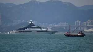 Superyachtul celui mai mare oligarh rus trece nestingherit prin Strâmtoarea Ormuz