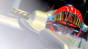 Schumacher, la primele tururi cu monopostul Mercedes, asistat de medicul său şi de fizioterapeut