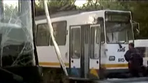 Un tramvai al liniei 34, lovit de un autocar - VIDEO