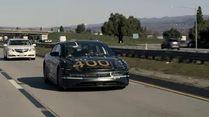 Tesla model S are competiţie. Te poţi plimba 832 de km cu o singură încărcare