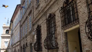 ATAC ARMAT în Italia: Cel puţin 6 imigranţi răniţi/ UPDATE: Suspectul avea un steagul Italiei înfăşurat în jurul gâtului şi ar fi făcut salutul fascist în momentul reţinerii