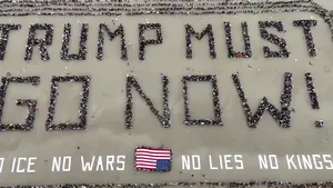 Mii de oameni au format din corpurile lor un mesaj uriaș anti-Trump pe o plajă din California