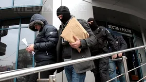 SCANDALUL POLIŢIŞTILOR CORUPŢI: Procurorii cer arestarea a 30 de agenţi. Poliţiştii sunt acuzaţi că luau mită de la şoferi, proxeneţi şi prostituate