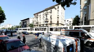 O ambulanţă s-a RĂSTURNAT în Capitală: Pacientul, asistenta şi şoferul au fost duşi la Spitalul Floreasca - FOTO
