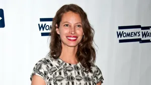 Top-modelul Christy Turlington promovează din nou brand-ul care a făcut-o celebră, la 6 ani după încheierea colaborării - FOTO