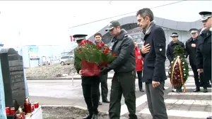 Membrii echipajului SMURD care s-a prăbuşit acum 14 ani, comemoraţi la troiţa de la aeroportul din Iaşi