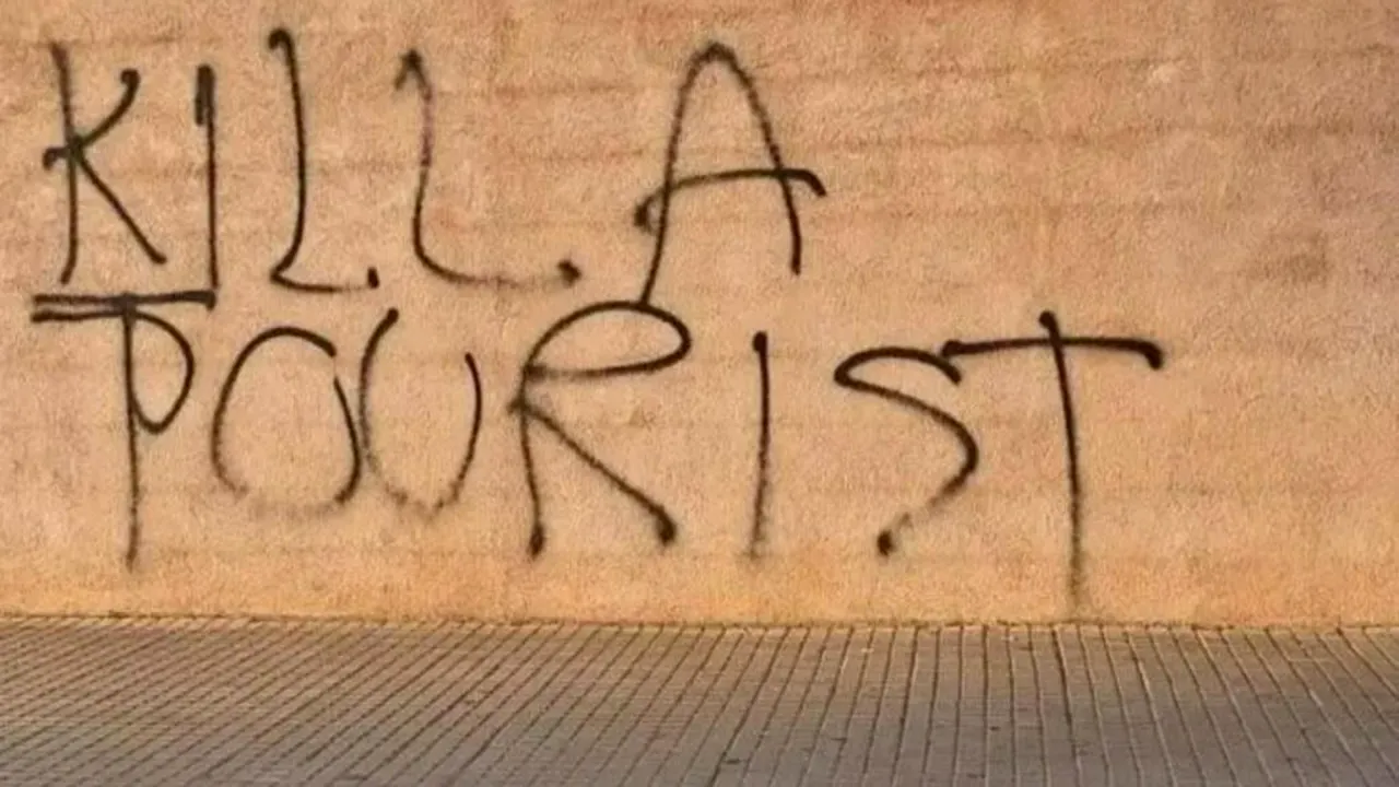 „Omoară un turist”, mesajul văzut pe o insulă preferată de români. Proteste față de turism, pregătite