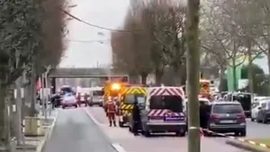 VIDEO | Un individ a atacat cu un cuţit mai mulţi trecători la periferia Parisului. Agresorul, împuşcat mortal de poliţişti / Bilanţ: Un mort şi 2 răniţi