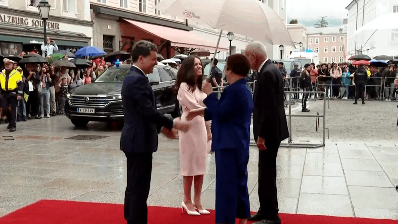 Prima vizită oficială a președintelui Nicușor Dan împreună cu Mirabela Grădinaru și cu copiii. Șeful statului, primit la Salzburg de omologul austriac